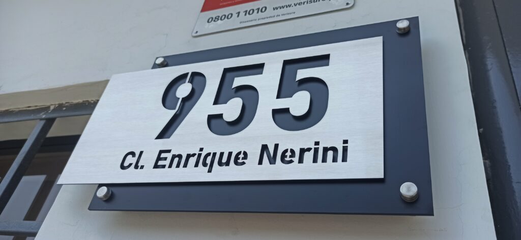 Placa de dirección con base negro mate