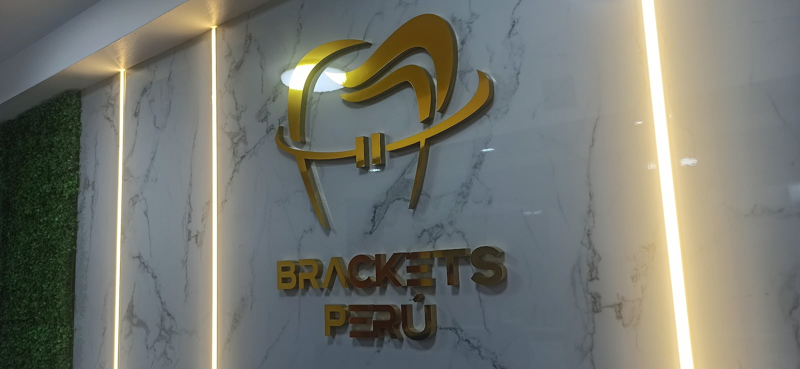 Letrero dorado consultorio dental