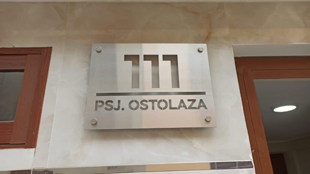 Placa con el nombre de la calle