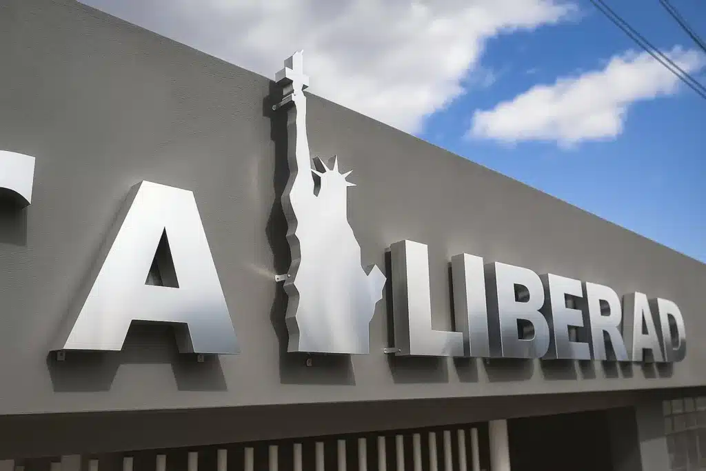 Logo en acero inoxidable 3D para exterior