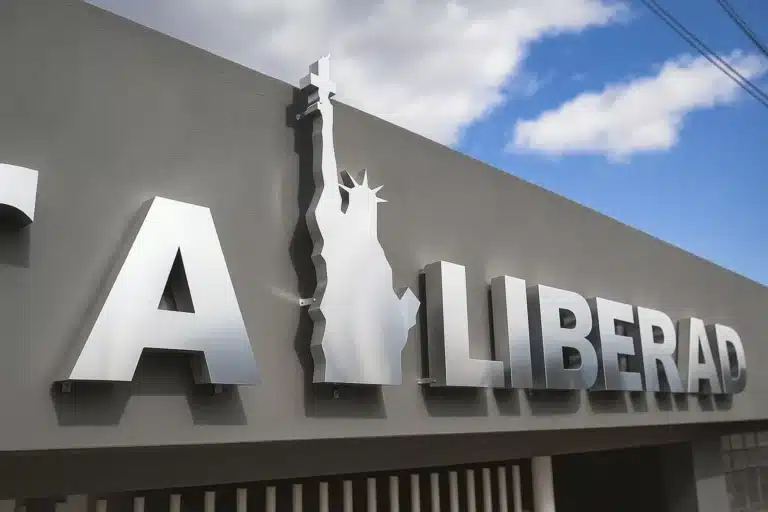 Logo en acero inoxidable 3D para exterior