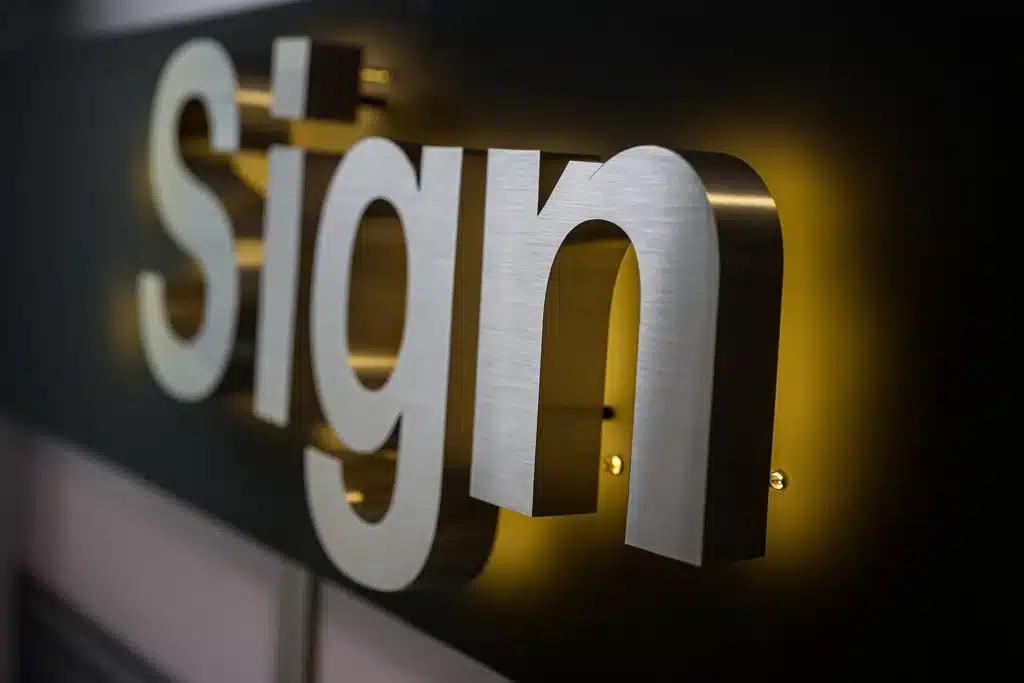 Logo en acero inoxidable con luz posterior