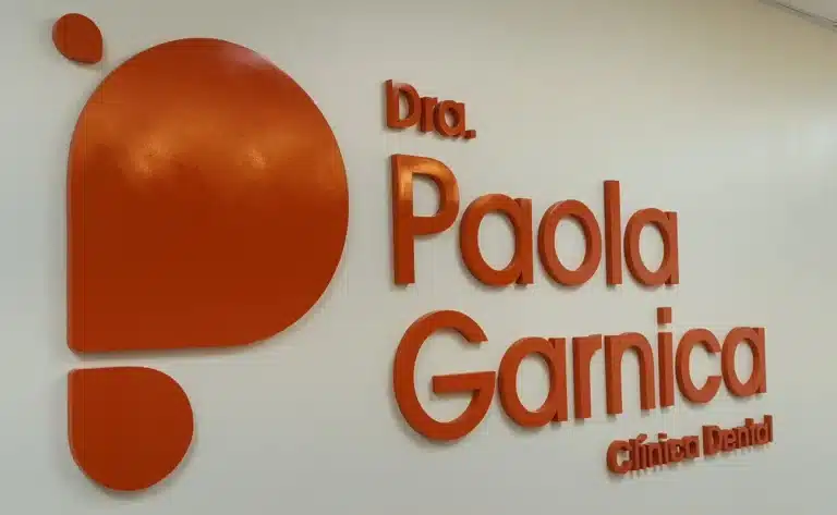 Logo en mdf clinica dental