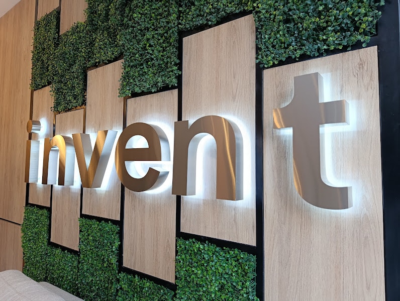 letrero en acero inoxidable con retroiluminacion LED (2)