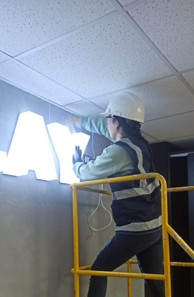 Instalación de letrero Luminoso