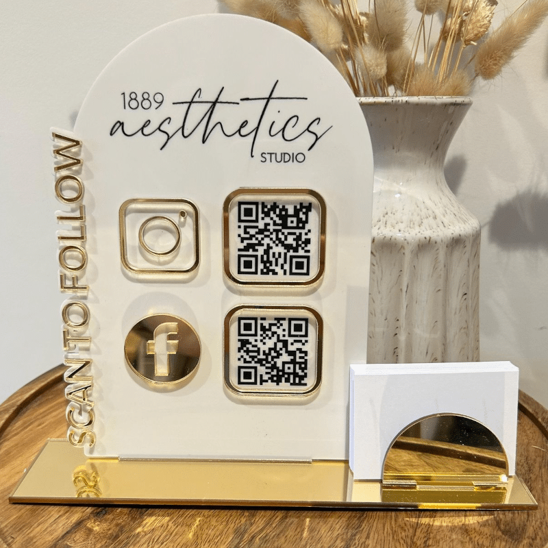 letrero qr en acrilico dorado espejo