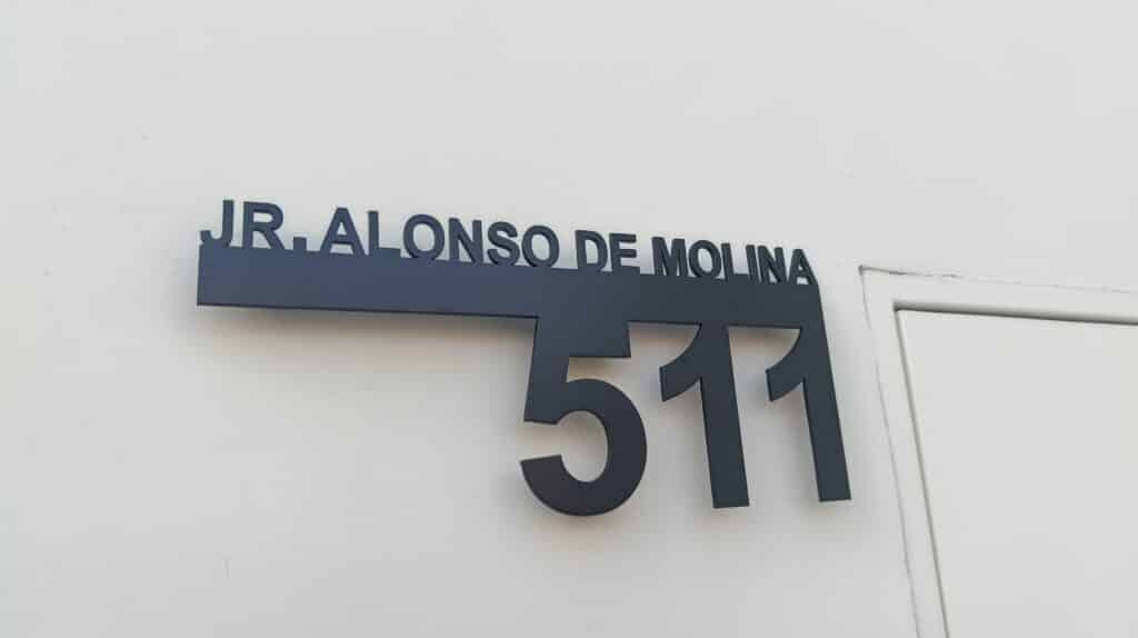 Placa decorativa con palmeras y delfines