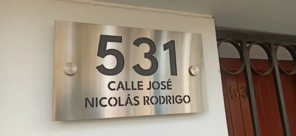 Número 531 en placa metálica