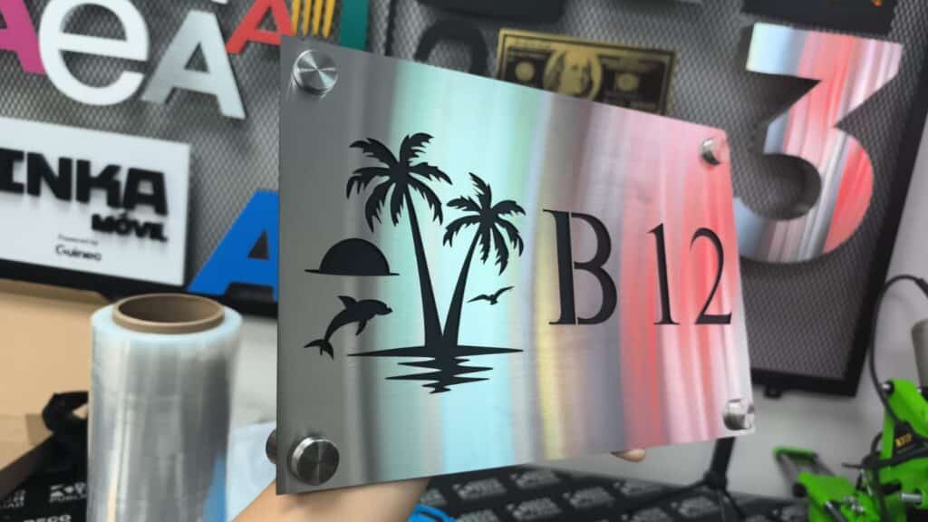 Placa decorativa con palmeras y delfines