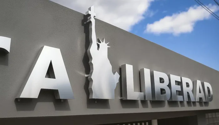Logo de empresa en acero inoxidable 3D
