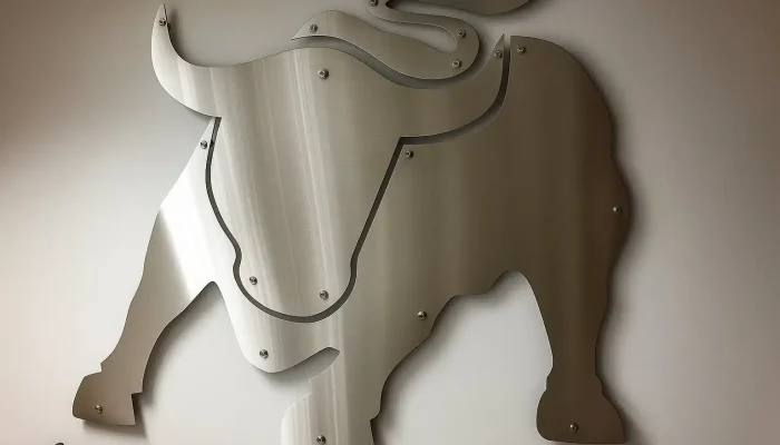 Logo 3D en acero inoxidable de Red Bull