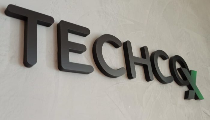 logo en mdf techco-meta